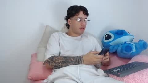 Snapshot of manuelr77 chatting on May 31, 4:42 am Manuel online show from May 31, 4:42 am