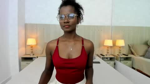 Snapshot of mara_sinclair chatting on June 3, 7:19 pm Mara Sinclair online show from June 3, 7:19 pm