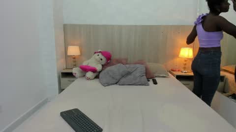 Snapshot of mara_sinclair chatting on June 18, 7:18 pm Mara Sinclair online show from June 18, 7:18 pm