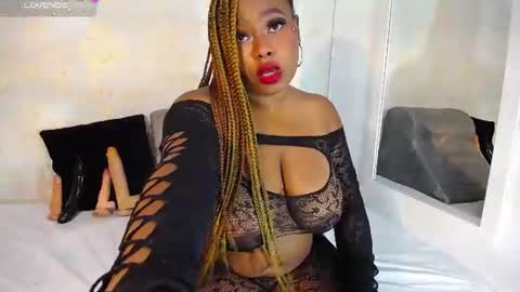 mara_thompsonn online show from June 18, 12:42 pm