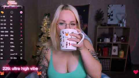 Snapshot of marcelinepeach chatting on December 19, 8:23 am Sara online show from December 19, 8:23 am