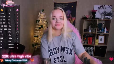 Snapshot of marcelinepeach chatting on December 27, 11:28 am Sara online show from December 27, 11:28 am