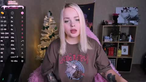 Snapshot of marcelinepeach chatting on December 28, 9:20 am Sara online show from December 28, 9:20 am