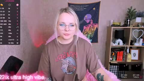 Snapshot of marcelinepeach chatting on February 2, 8:08 pm Sara online show from February 2, 8:08 pm