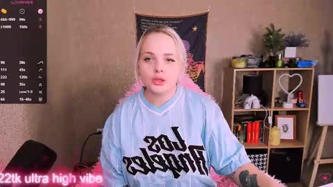 Snapshot of marcelinepeach chatting on February 9, 12:19 pm Sara online show from February 9, 12:19 pm