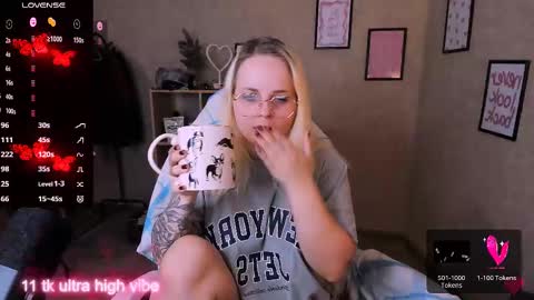 Snapshot of marcelinepeach chatting on March 1, 6:32 pm Sara online show from March 1, 6:32 pm