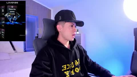 Snapshot of marcuscollins1_ chatting on December 16, 12:32 pm Marcus online show from December 16, 12:32 pm