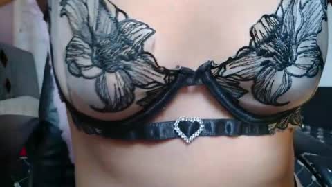 Snapshot of mariaajuana_ chatting on April 28, 6:24 pm mariaajuana_ online show from April 28, 6:24 pm
