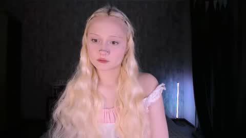 Snapshot of mariamilkis chatting on November 6, 2:45 am Maria online show from November 6, 2:45 am