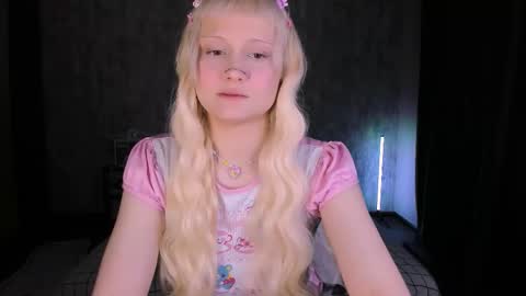 Snapshot of mariamilkis chatting on November 12, 1:17 am Maria online show from November 12, 1:17 am