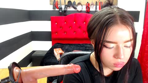 Snapshot of marian_ran_ chatting on December 12, 9:51 am Marian online show from December 12, 9:51 am