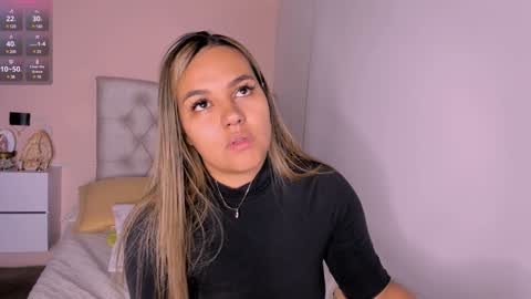 Snapshot of mariana__roe chatting on December 6, 3:41 am Mariana Roe online show from December 6, 3:41 am