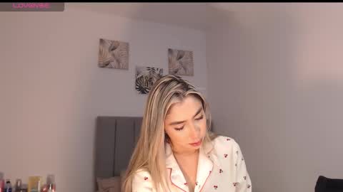 Mariana online show from March 18, 2:47 am