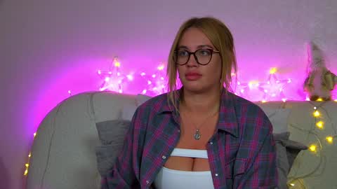 Snapshot of marianeumann chatting on December 20, 10:54 pm Maria online show from December 20, 10:54 pm