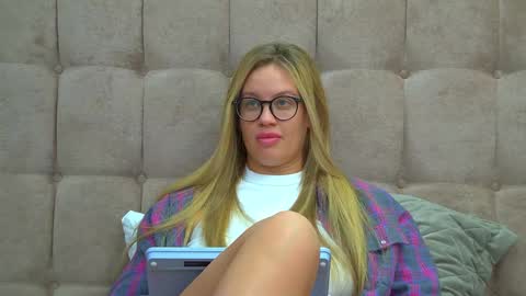 Snapshot of marianeumann chatting on January 18, 1:30 am Maria online show from January 18, 1:30 am