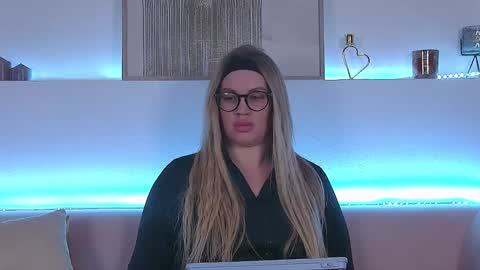 Snapshot of marianeumann chatting on February 1, 2:37 am Maria online show from February 1, 2:37 am