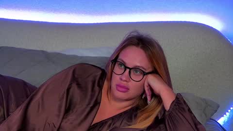 Snapshot of marianeumann chatting on February 5, 1:11 pm Maria online show from February 5, 1:11 pm