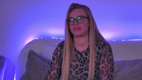 Snapshot of marianeumann chatting on February 11, 10:04 am Maria online show from February 11, 10:04 am