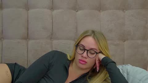 Snapshot of marianeumann chatting on March 1, 3:43 am Maria online show from March 1, 3:43 am