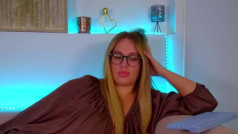 Snapshot of marianeumann chatting on March 1, 9:59 pm Maria online show from March 1, 9:59 pm