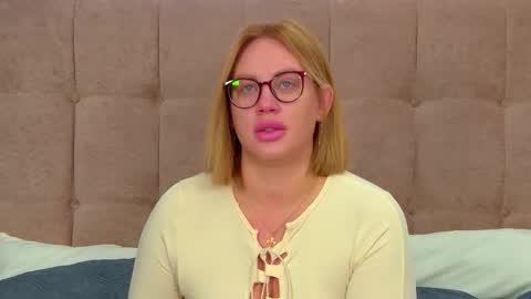 Snapshot of marianeumann chatting on September 18, 6:26 am Maria online show from September 18, 6:26 am