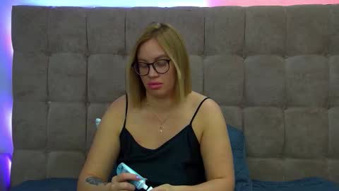 Snapshot of marianeumann chatting on September 24, 7:33 am Maria online show from September 24, 7:33 am