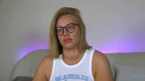 Snapshot of marianeumann chatting on October 5, 6:28 pm Maria online show from October 5, 6:28 pm