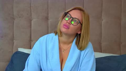 Snapshot of marianeumann chatting on October 9, 6:22 am Maria online show from October 9, 6:22 am