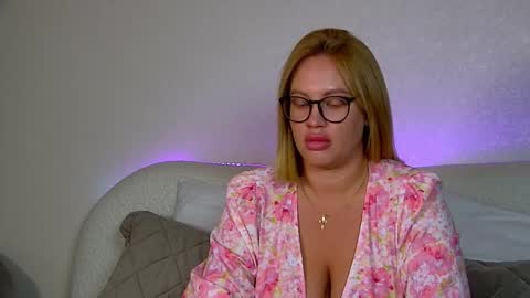 Snapshot of marianeumann chatting on October 18, 6:41 pm Maria online show from October 18, 6:41 pm