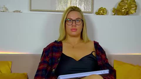 Snapshot of marianeumann chatting on November 21, 6:34 am Maria online show from November 21, 6:34 am