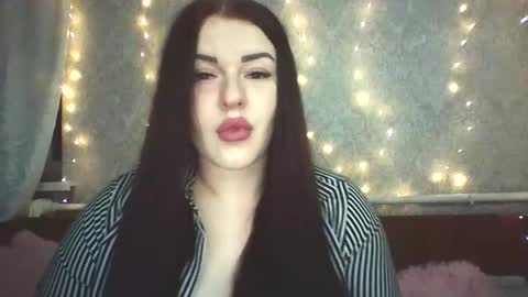 mariangloom online show from April 7, 8:20 pm