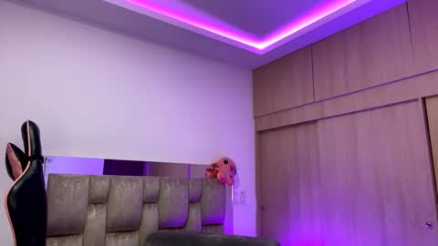 Snapshot of marianne__ chatting on December 5, 8:01 am M A R I A N E online show from December 5, 8:01 am