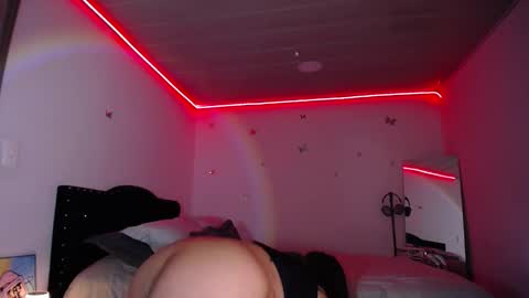 Snapshot of marie_daved chatting on February 22, 6:50 am Nicolle online show from February 22, 6:50 am