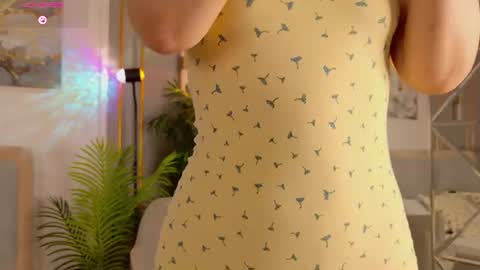 Snapshot of marie_diaze chatting on July 8, 6:23 pm Marie LEAVE YOUR WITH ME online show from July 8, 6:23 pm