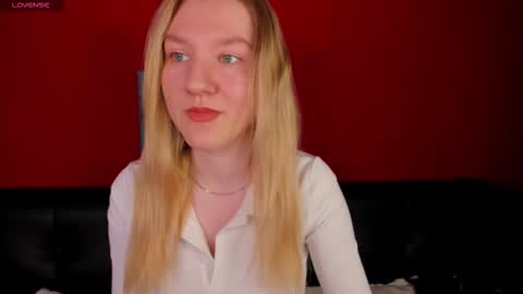 Snapshot of mariel_brown chatting on September 17, 8:27 am mariel_brown online show from September 17, 8:27 am