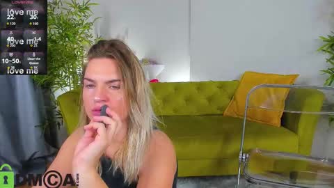 Mariel online show from November 18, 1:22 am