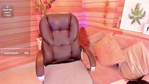 Snapshot of marien_thomson_ chatting on February 1, 7:05 am Marien online show from February 1, 7:05 am