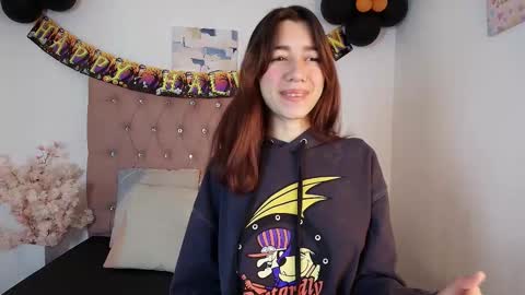 Snapshot of marinette_lux chatting on October 23, 1:21 pm marinette online show from October 23, 1:21 pm