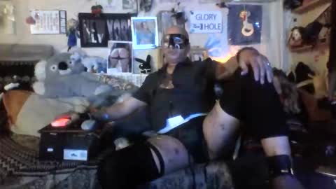 Snapshot of mario_1974 chatting on April 19, 10:01 pm Ray online show from April 19, 10:01 pm