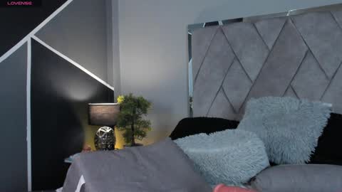 Snapshot of mark_broown_ chatting on December 15, 1:02 am mark_broown_ online show from December 15, 1:02 am