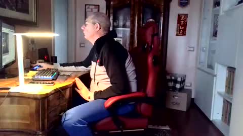 Snapshot of markmarkmark00 chatting on February 25, 7:18 am markmarkmark00 online show from February 25, 7:18 am