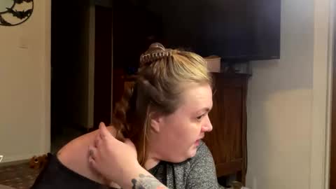 Snapshot of maroon_moon chatting on February 13, 1:59 pm maroon_moon online show from February 13, 1:59 pm