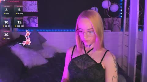 marquise_villaret online show from March 8, 5:44 am