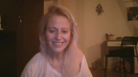 Snapshot of marrygorund chatting on January 17, 3:12 am MaryGoRound online show from January 17, 3:12 am