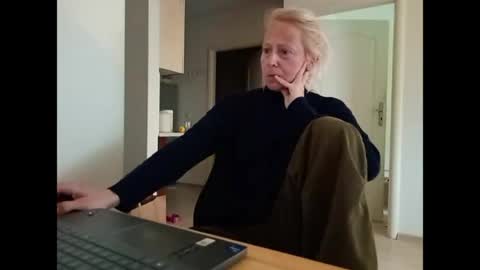 Snapshot of marrygorund chatting on July 20, 7:44 am MaryGoRound online show from July 20, 7:44 am