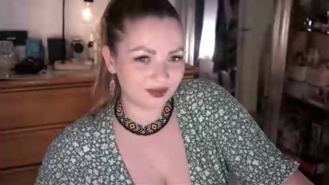 Maria  online broadcast from Tuesday to Suturday from 6 pm to 12 pm Germany time Sunday-Monday offline online show from June 17, 8:54 pm