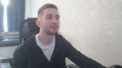 Snapshot of marselle_looker chatting on February 15, 11:06 am Marselle online show from February 15, 11:06 am