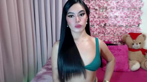 Snapshot of martha_fox chatting on December 24, 12:00 am DONT FORGET TO FOLLOW ME AND GIVE ME A THUMBS UP GUYS- martha online show from December 24, 12:00 am