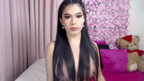 Snapshot of martha_fox chatting on February 19, 6:33 am DONT FORGET TO FOLLOW ME AND GIVE ME A THUMBS UP GUYS- martha online show from February 19, 6:33 am