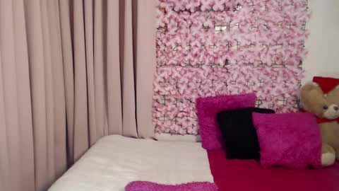 Snapshot of martha_fox chatting on February 21, 6:29 am DONT FORGET TO FOLLOW ME AND GIVE ME A THUMBS UP GUYS- martha online show from February 21, 6:29 am